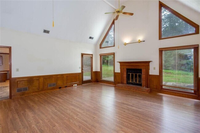 Building Photo - 179 Lakeside Dr NW