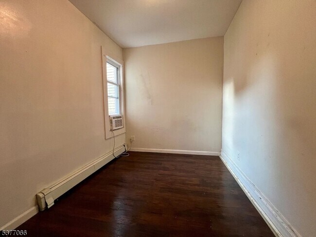 Building Photo - 732 S 15th St