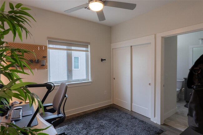 Building Photo - 2827 Manor Rd