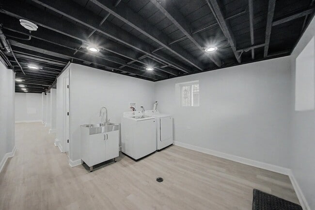 Building Photo - 1511 N Linder Ave