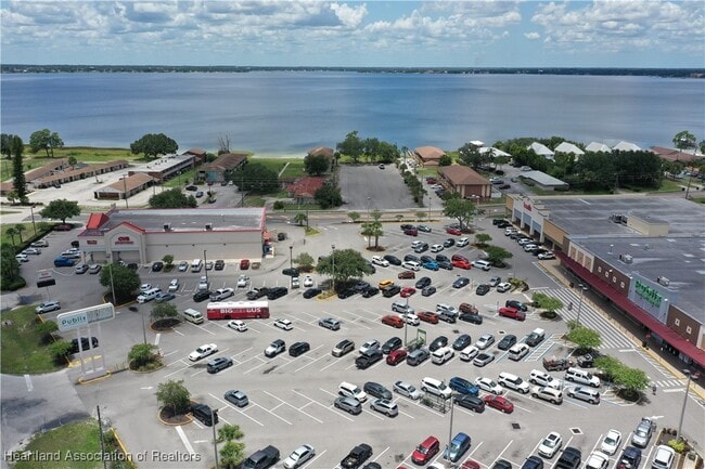 Building Photo - 1001 Lakeview Dr