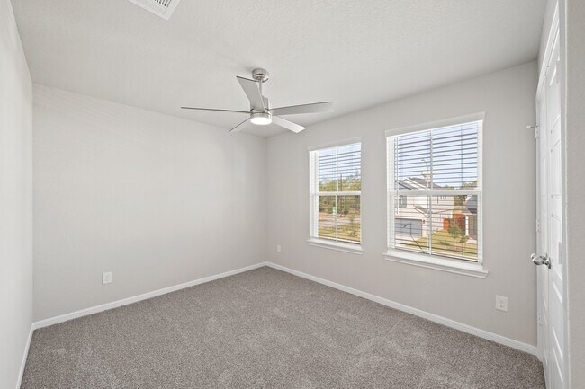 Building Photo - 835 Red Oakland Dr