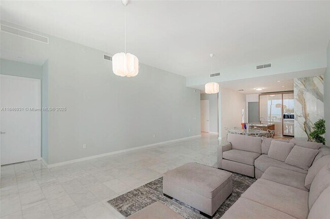 Building Photo - 2821 S Bayshore Dr