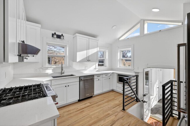 Building Photo - Platt Park Classic! 4 Beds, 2 Bath - Fully remodeled! Don't miss out on this one!