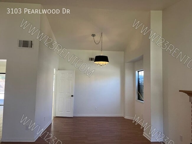 Building Photo - 3103 Pearlwood Dr