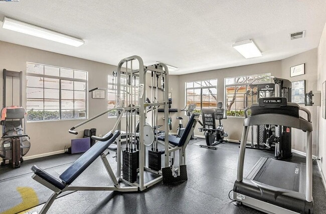 Building Photo - Beautiful & spacious 1 bedroom  updated condo with private patio and covered parking.