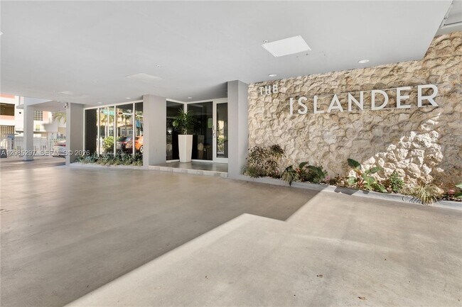 Building Photo - 1255 Collins Ave