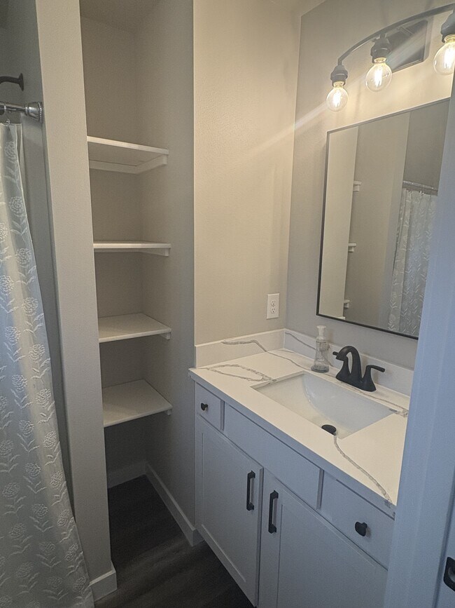 Building Photo - 61 E Ellinor Peak Pl