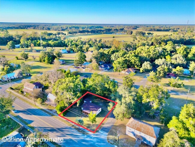 Building Photo - 18713 Charlotte Ave