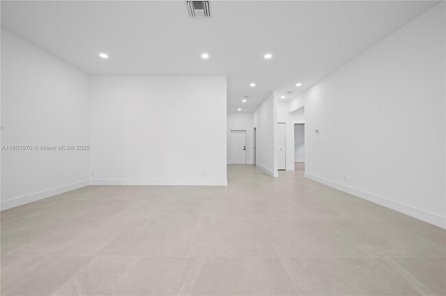 Building Photo - 1041 W Lakewood Rd