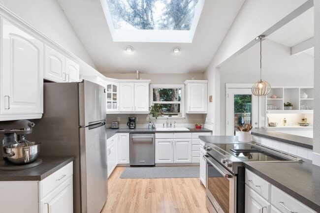 Building Photo - FURNISHED! Exquisite 3-Bedroom Furnished H...