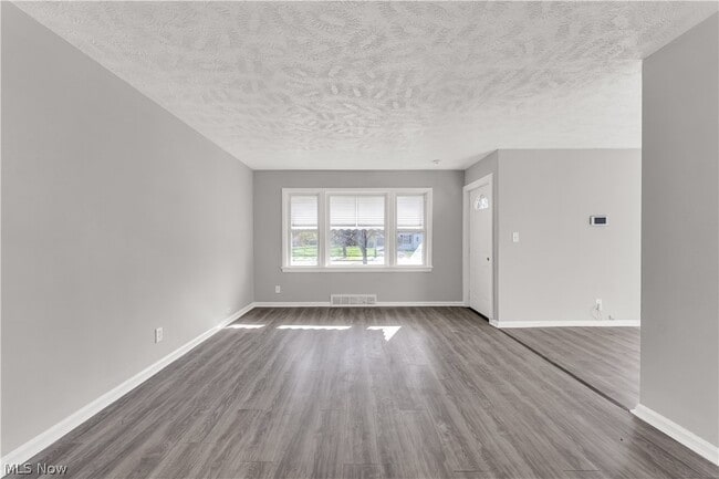 Building Photo - 2521 Greenvale Rd