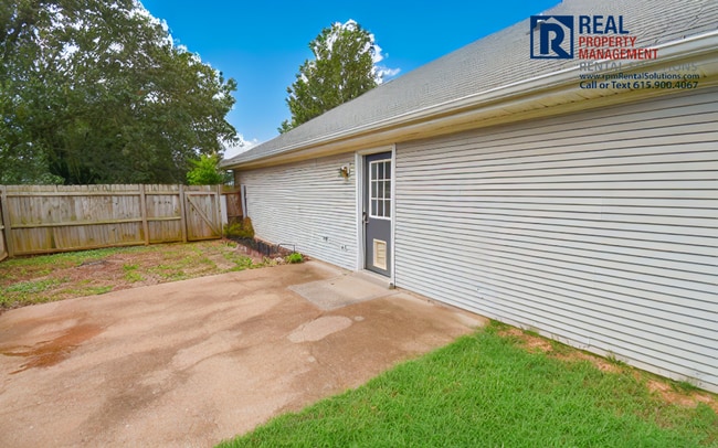 Building Photo - Adorable 2bd 2 ba home with fenced in yard and attached garage!