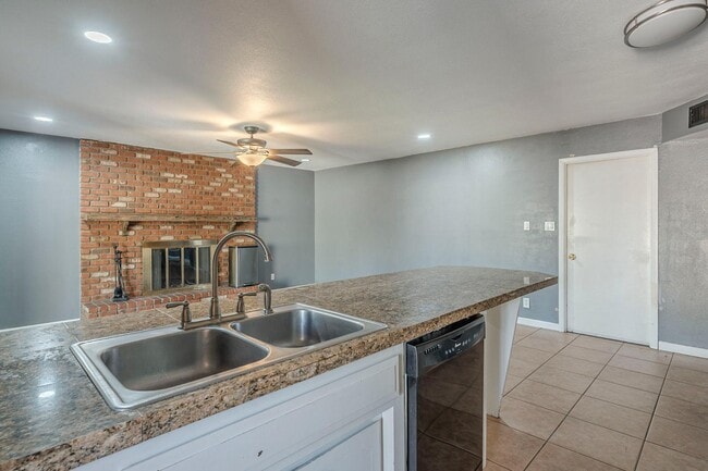 Building Photo - 3236 S Kenwood Ln