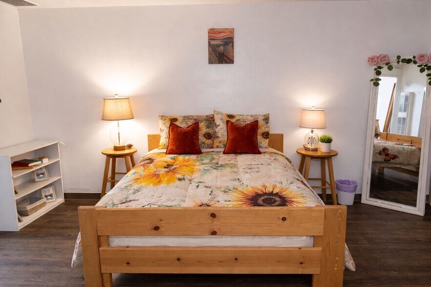 Building Photo - 2811 Dracena St