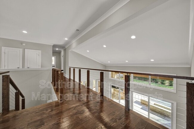 Building Photo - 2011 Sharon Ave