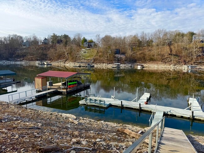 Building Photo - 304 Persimmon Way