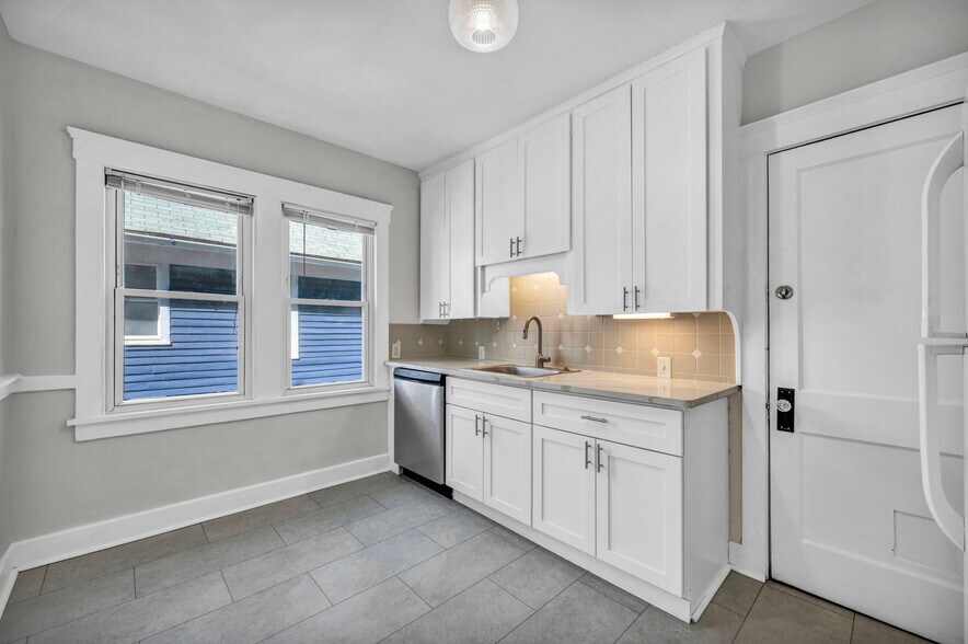 Building Photo - 1331 W 102nd St