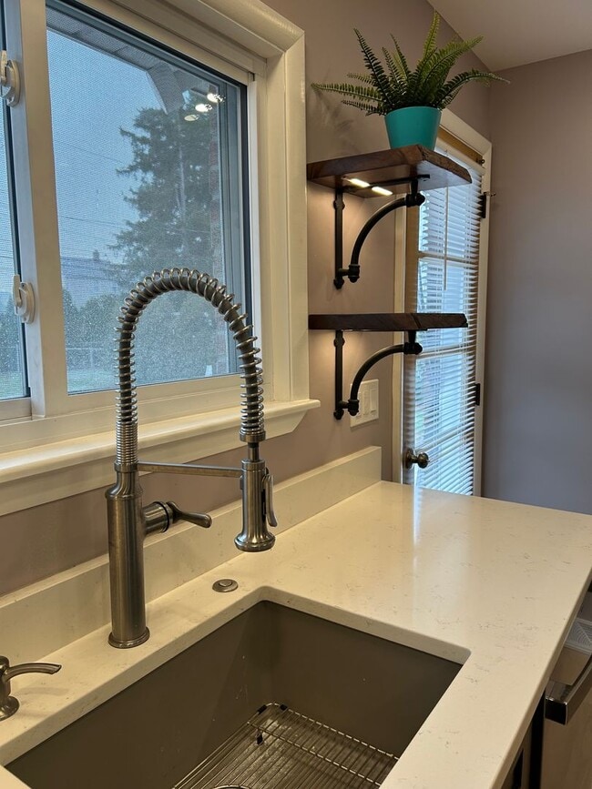 Building Photo - Brick Ranch for Rent in Mayfield HTS walking distance to Golden Gate Plaza