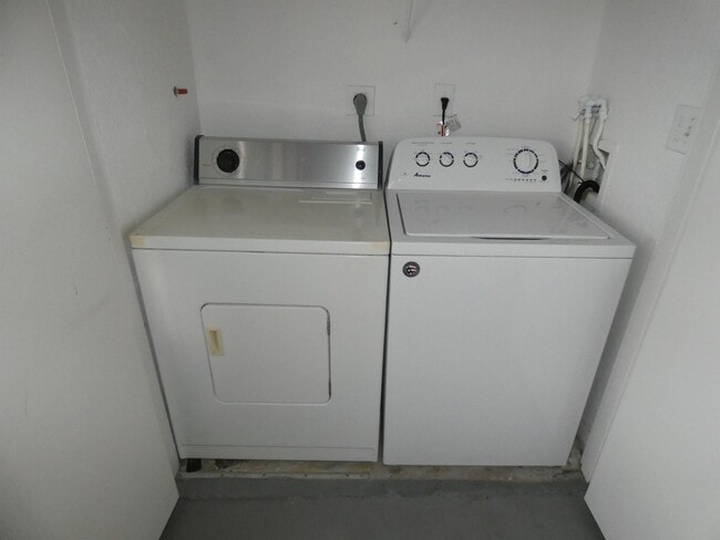 Building Photo - 2851 N Oakland Forest Dr