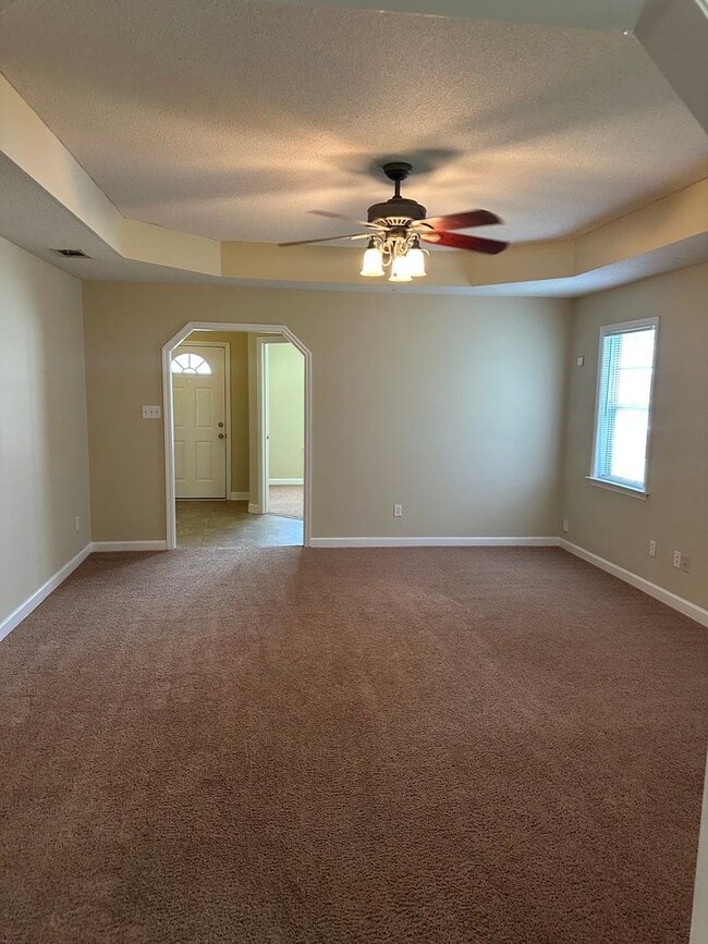 Building Photo - 3 Bed 2 Bath