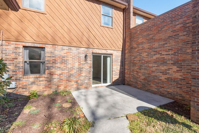 Building Photo - 2909 La Villas Dr