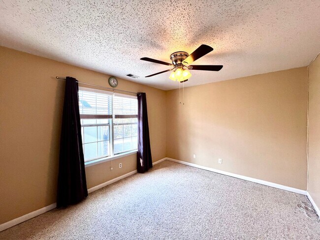 Building Photo - 2 bedroom 2 bathroom condo blocks from the Virginia Beach Oceanfront.