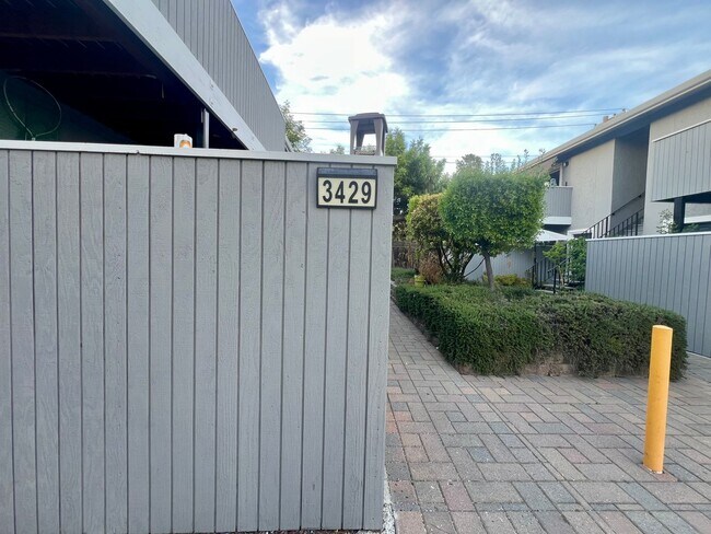 Building Photo - Modern Renovated 2-Bedroom in Santa Clara | Prime Location Near Apple, Nvidia & Major Highways