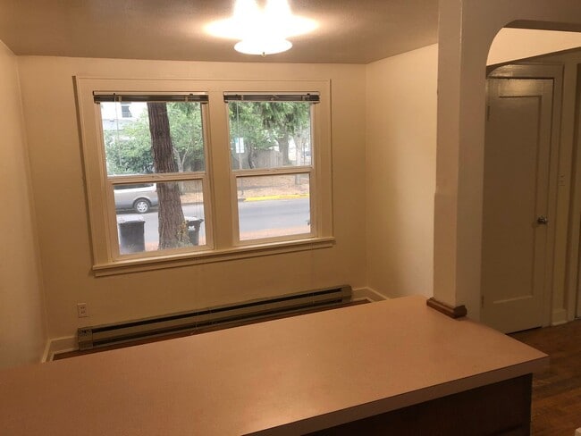 Building Photo - Campus House ~ 3 bedroom, 2 bath