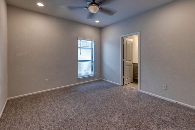 Building Photo - 125 Rangel Dr