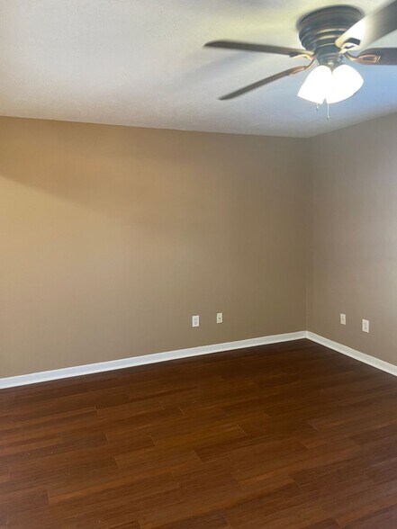 Building Photo - AUGUST 2026 PRE-LEASE Wonderful 3 Bed, 3 Bath Duplex Walking Distance from Campus!