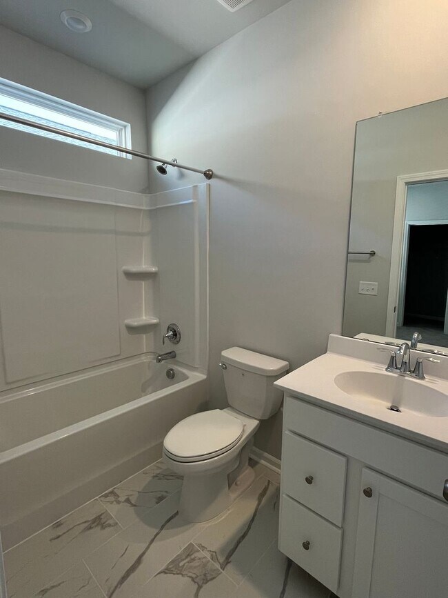 Building Photo - Stunning 4 Bedroom 4.5 Bath Home In Summer...