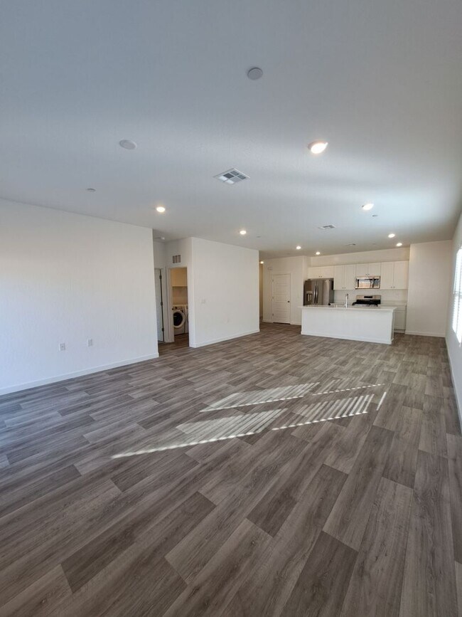 Building Photo - Move-in Special: $500 Off the 1st Month's Rent! Spacious 3BR/2BA Home with Great Amenities in Mad...