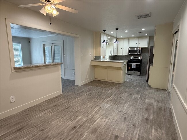 Building Photo - 822 Hidden Valley Dr