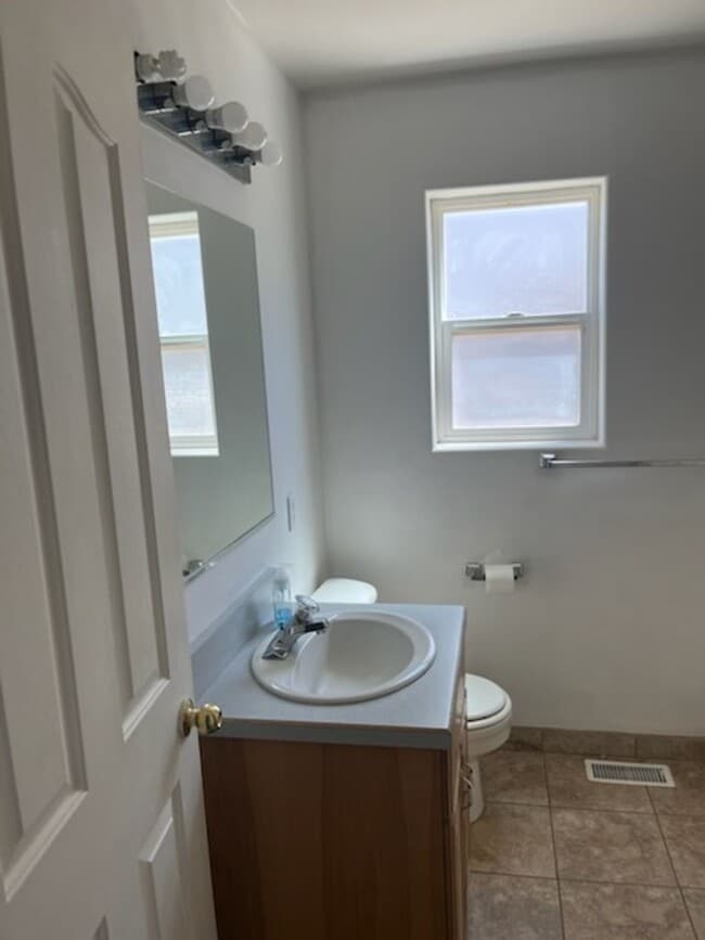 Building Photo - Charming home