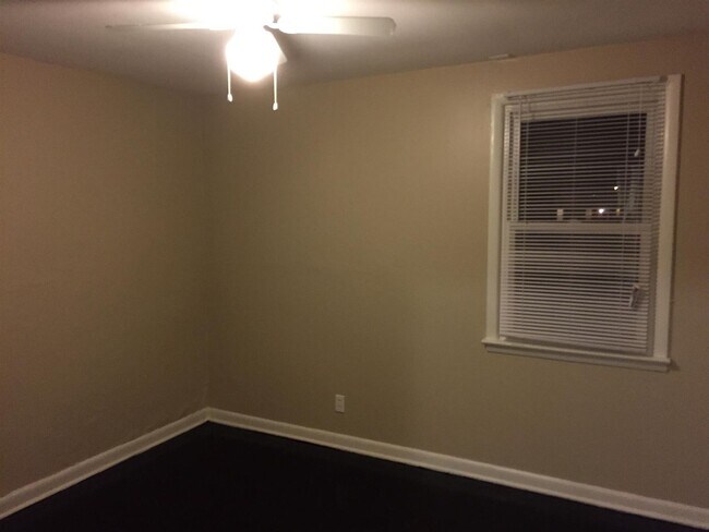 Building Photo - 4 Bedroom 2 Bath Home Available Immediately!
