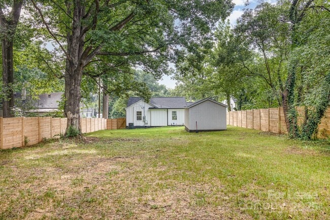 Building Photo - 2905 Dogwood Ave
