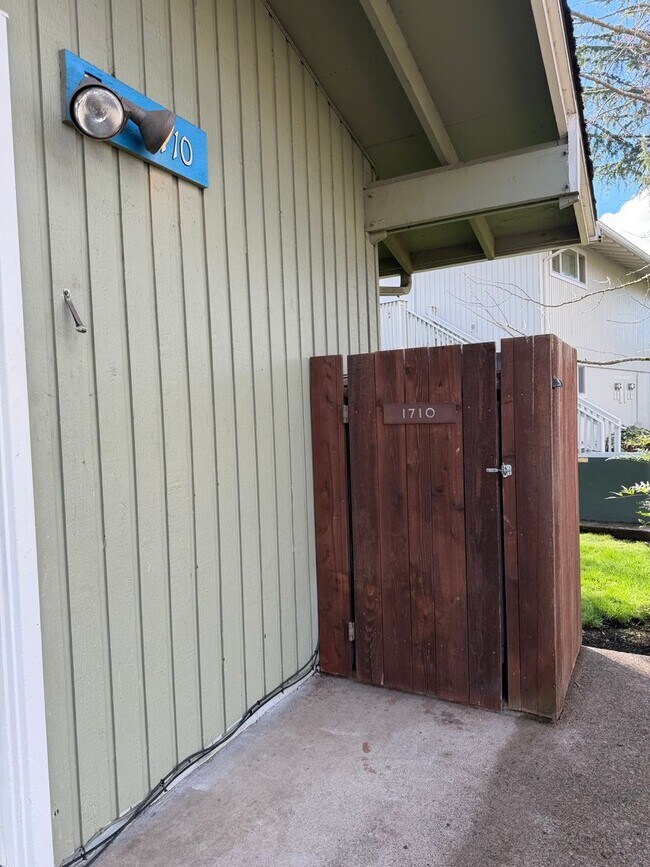 Building Photo - Updated 2 bedroom 1 bath duplex in Eugene!  $500 OFF YOUR FIRST MONTH'S RENT!