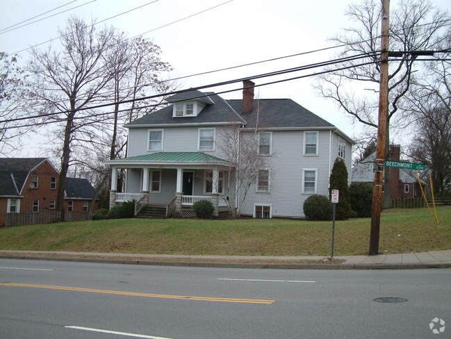 Building Photo - 2332 Beechmont