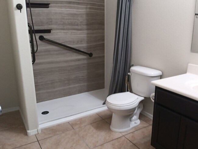 Building Photo - 4 Bedroom, 3 Bathroom! Lovely Home!