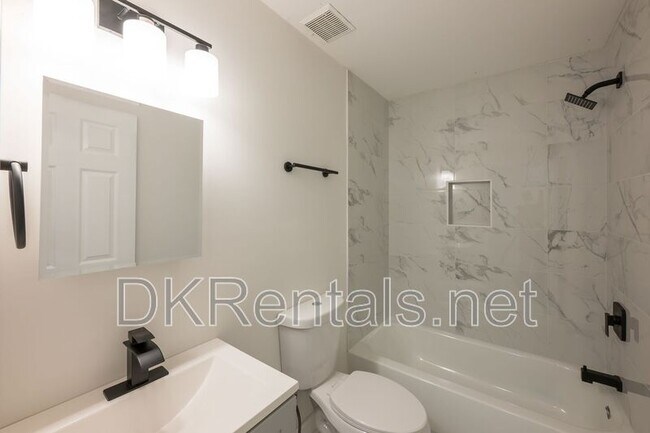 Building Photo - 2027 Lois Pl NW