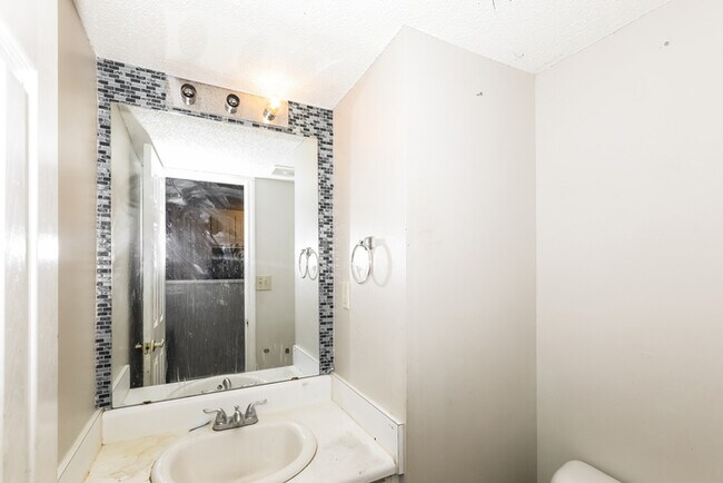 Building Photo - Fantastic 3bd/1.5ba home! Coming soon!