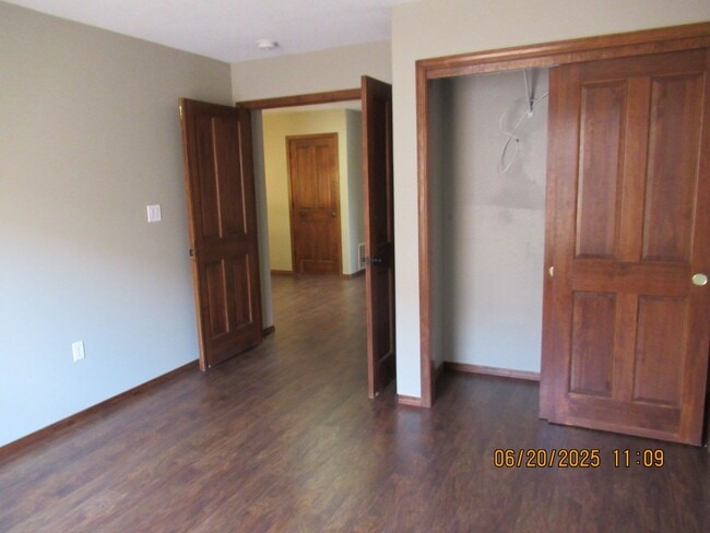 Building Photo - Massive 5Bed, 4Bath, 2Story Home Located i...