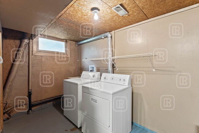 Building Photo - 808 E Mission Ave