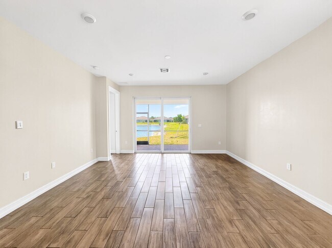 Building Photo - Live the Southwest Florida lifestyle in this lakefront villa in South Naples!
