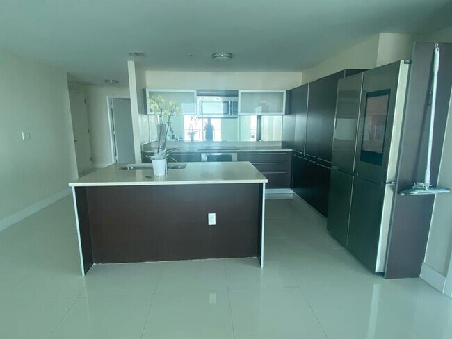 Building Photo - 1900 Bayshore Dr