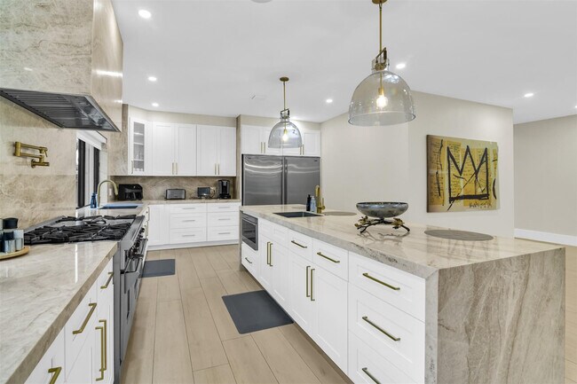 Building Photo - 319 S Riverside Dr