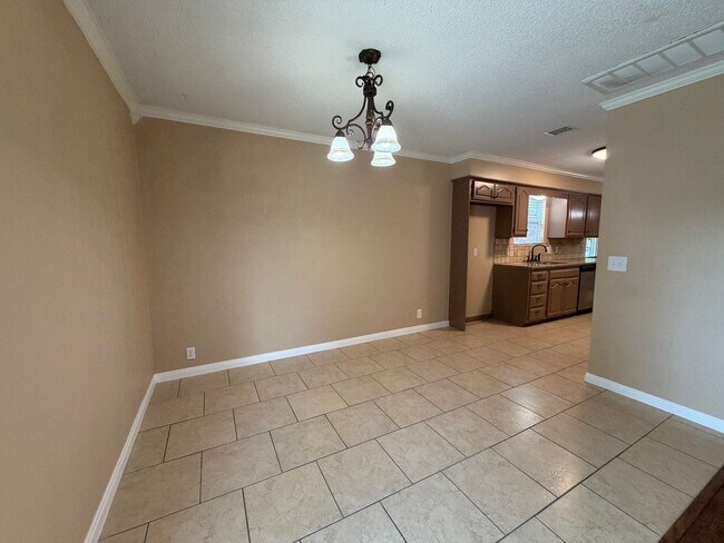 Building Photo - 3-bedroom, 2-bath rental in the heart of Tulsa, located in the highly desirable Union School Dist...