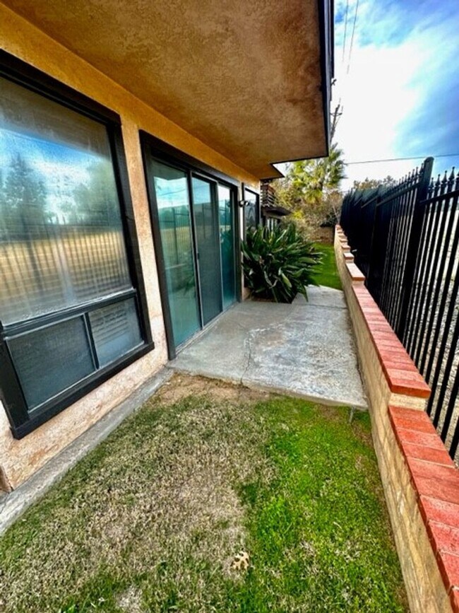 Building Photo - 2323 Easthills Dr