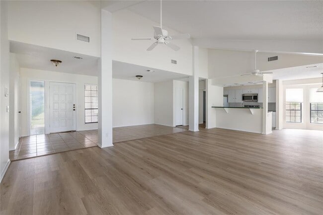 Building Photo - 611 Lido St